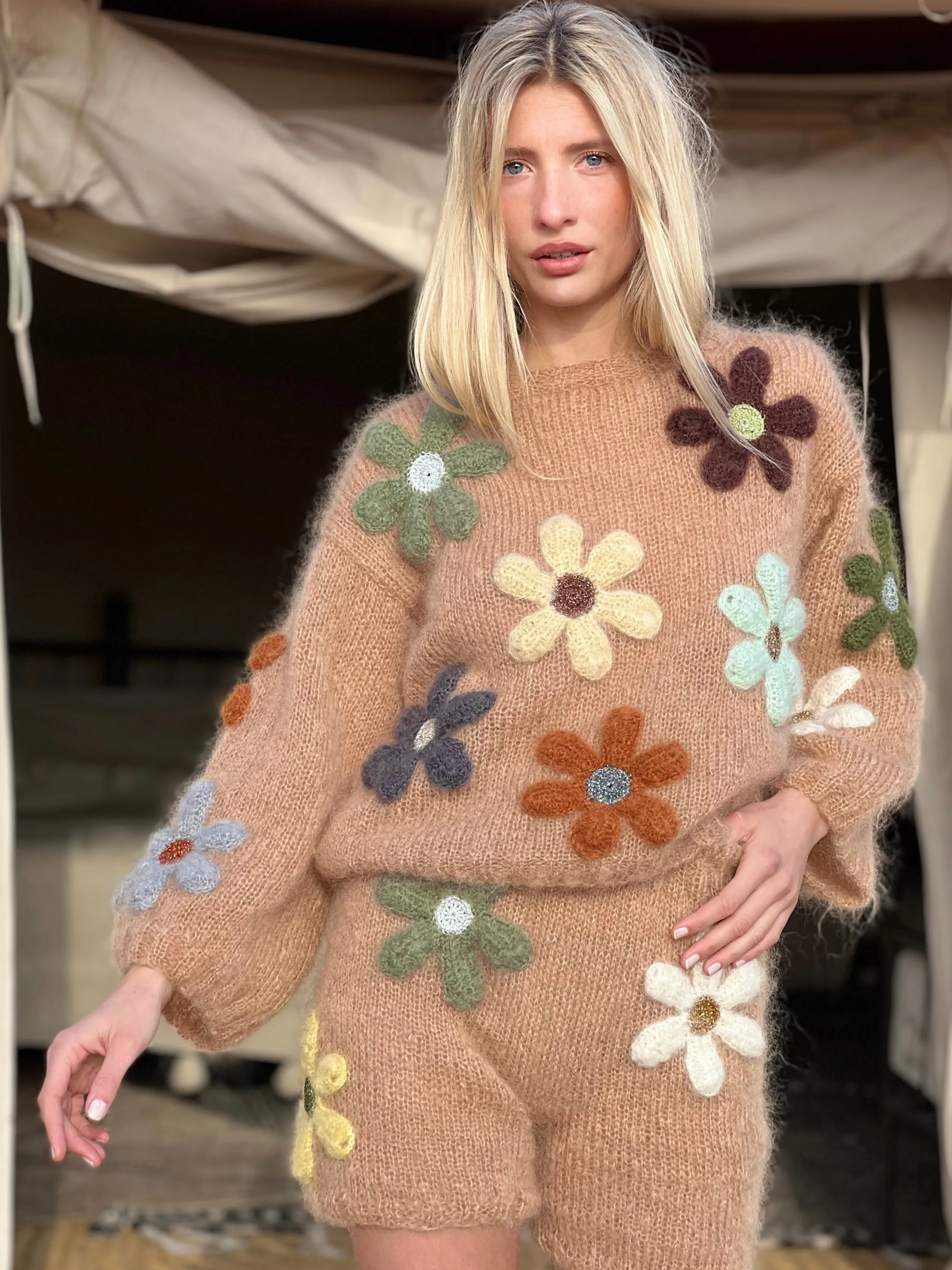 Rose Carmine SWEATER FREE FLOWERS BEIGE- Iconics | Sweaters